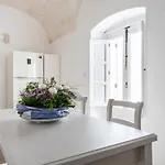 Guesthost - Palazzo Rapana - Luxury With Hydromassage Pool Διαμέρισμα Ostuni